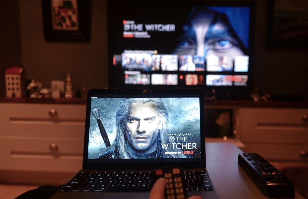 Una usuario de Netflix viendo la serie The Witcher en su ordenador.