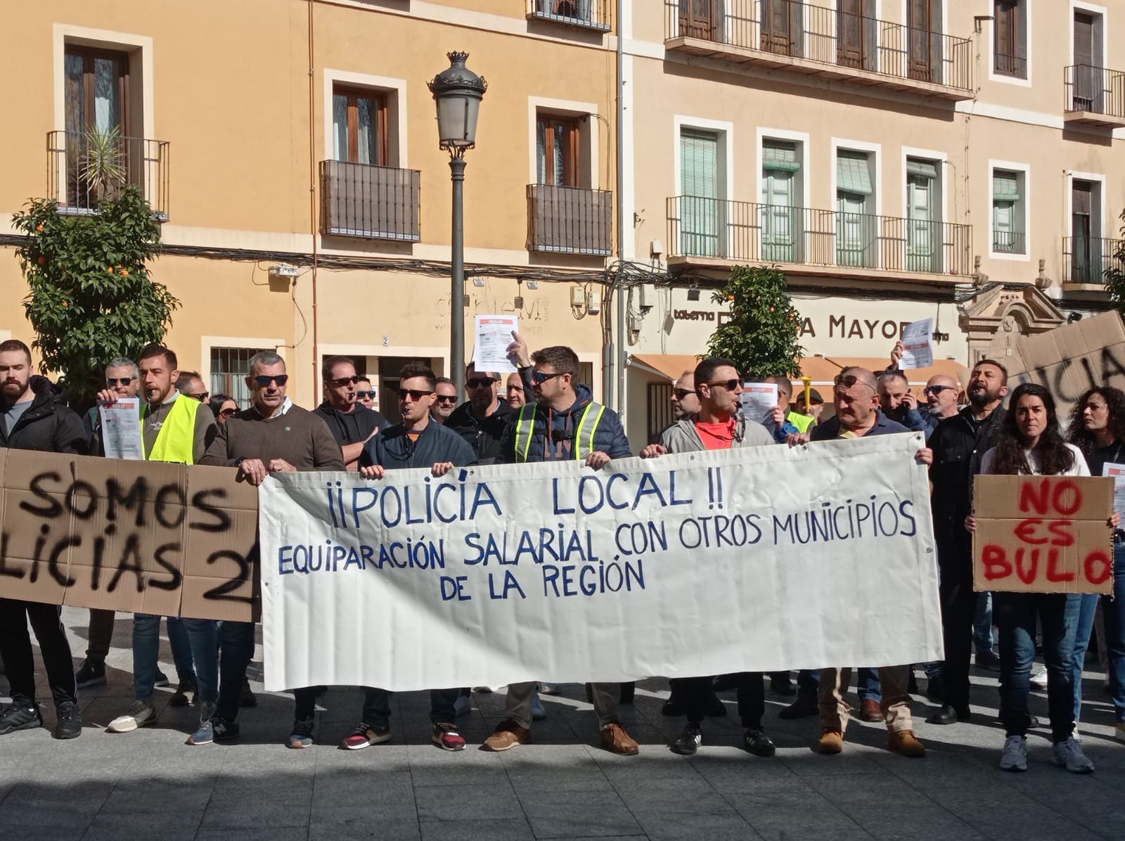 Policías locales de Talavera se manifiestan frente al Ayuntamiento