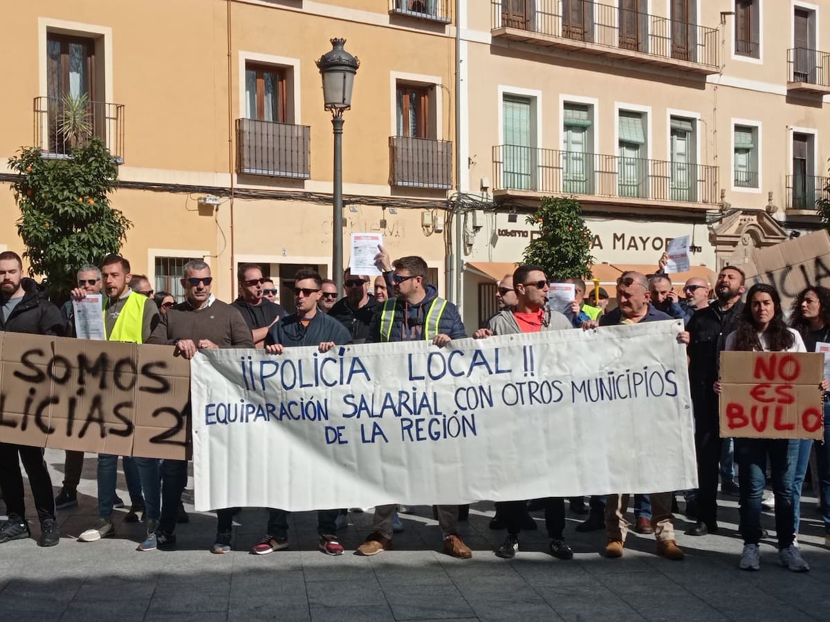 Policías locales de Talavera se manifiestan frente al Ayuntamiento para denunciar "precariedad laboral"