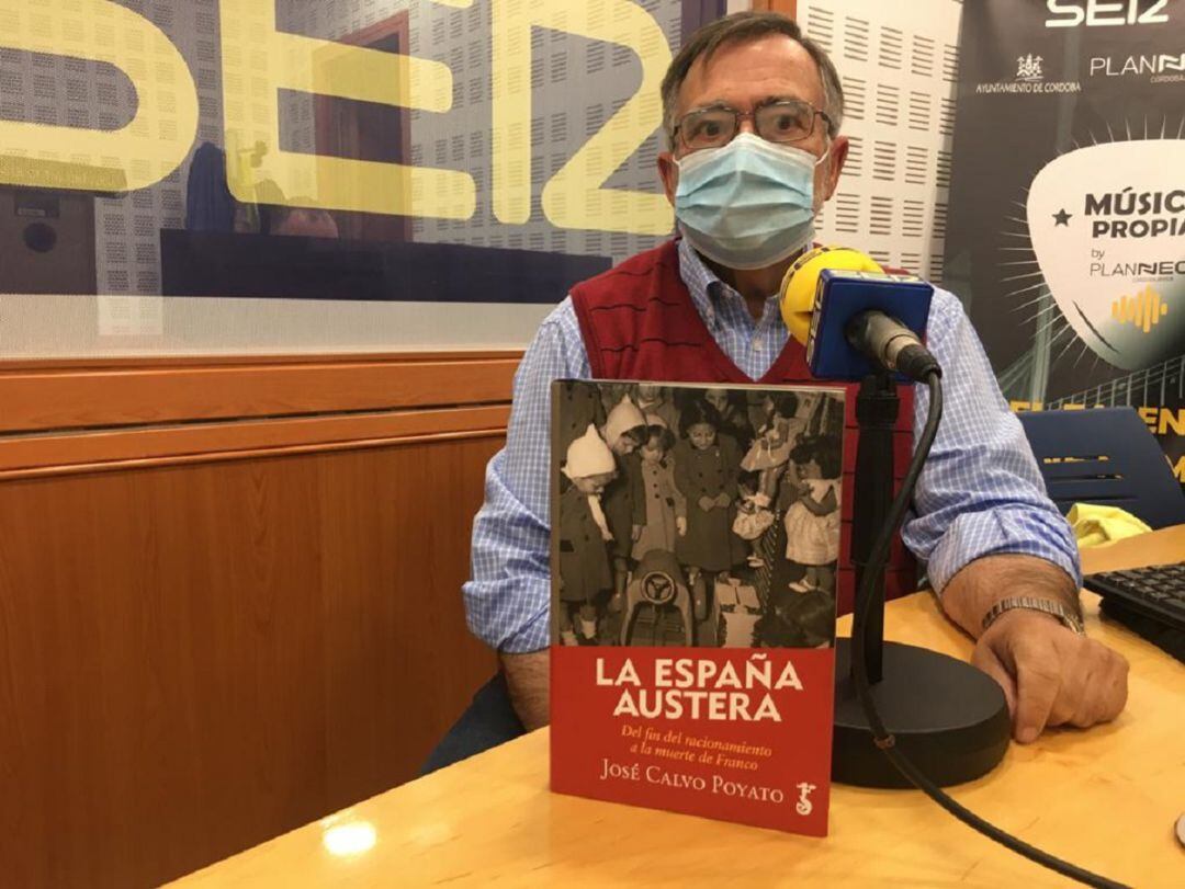 José Calvo Poyato en el estudio de Radio Córdoba presentando su nuevo libro, &quot;La España austera&quot;