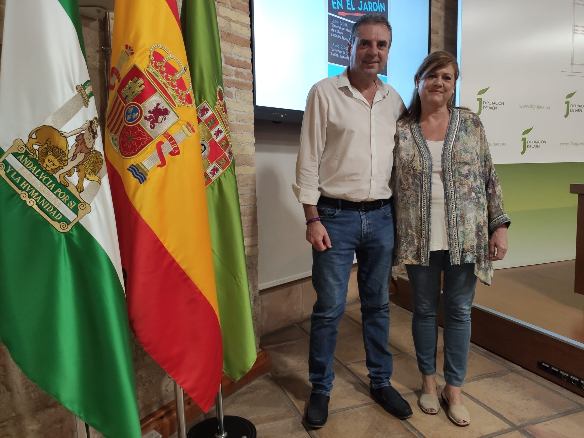 El diputado de Cultura y Deportes Ángel Vera, junto a la concejala de Cultura de Martos María Eugenia Valdivielso, en el aula de cultura de la Diputación Provincial de Jaén