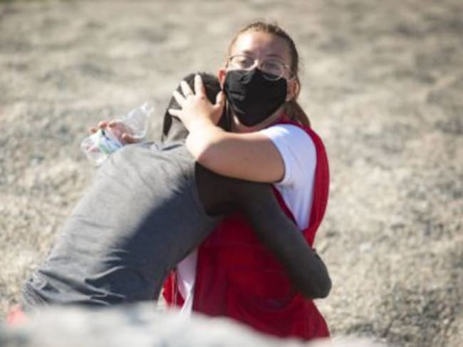Luna abraza a un migrante