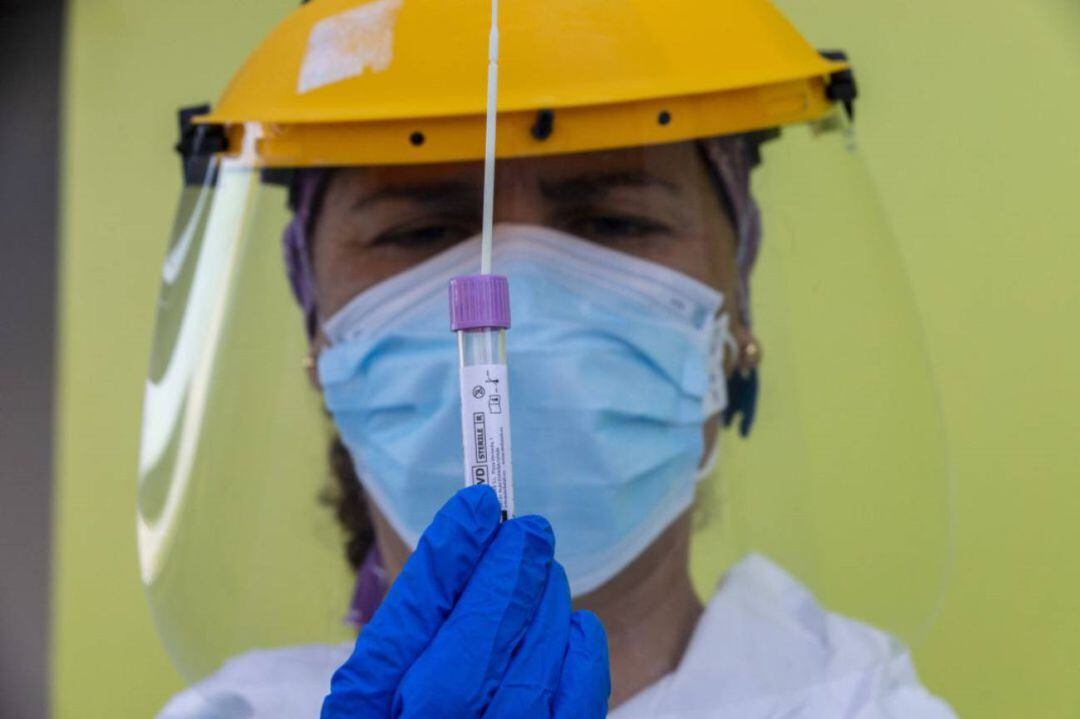 Enfermera observando una muestra de sangre