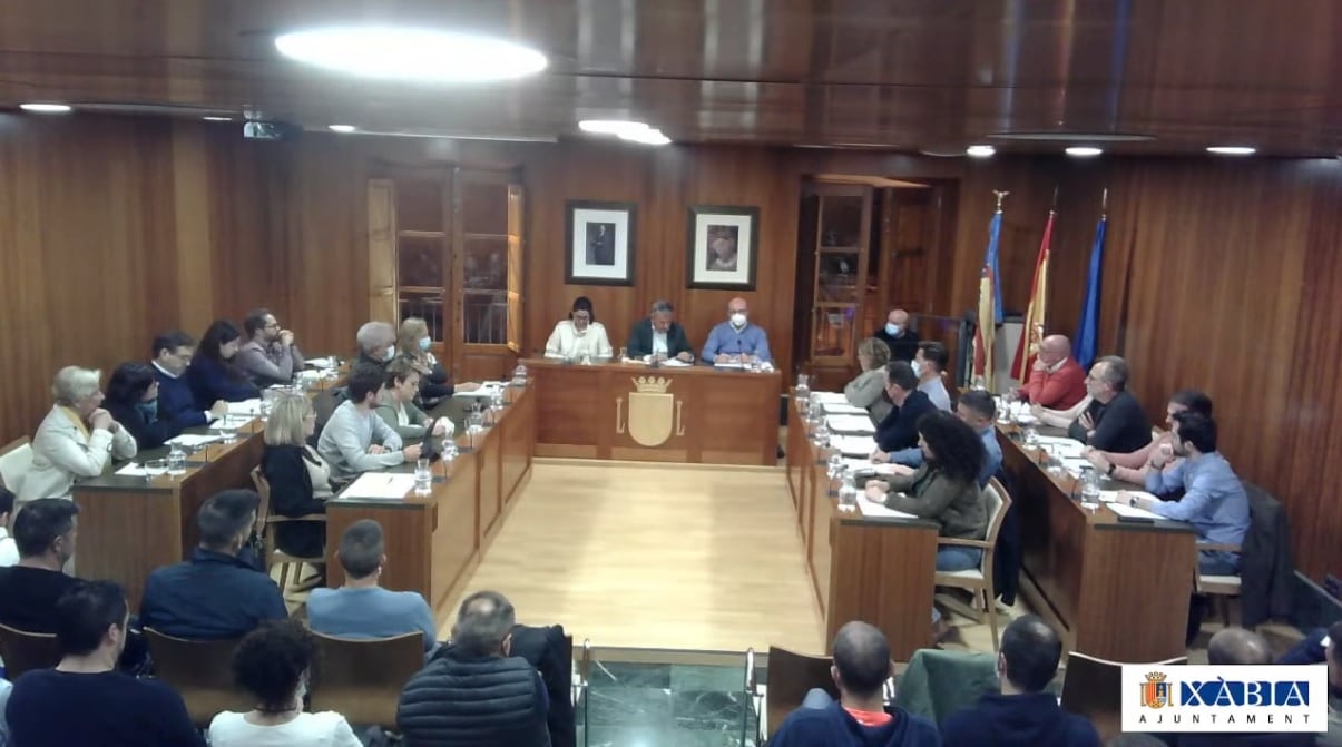 Imagen de la retransmisión del pleno de abril del ayuntamiento de Xàbia.