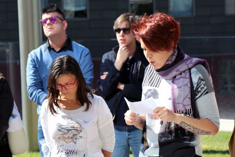 Les presidentes de Som com Som i Stop Violències llegint un manifest contra la discriminació i per la igualtat al minut de silenci per les víctimes d'Orlando convocat aquest divendres al matí a la capital.