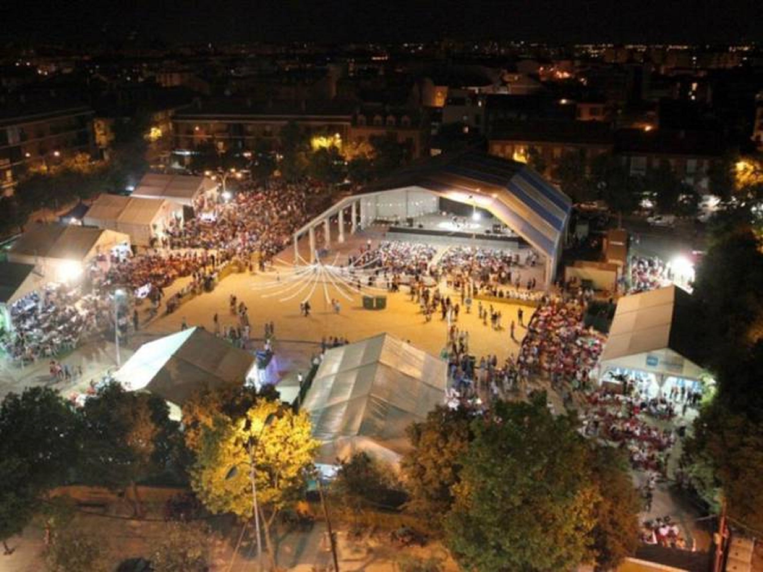 Imagen del Recinto ferial de Fuenlabrada donde está la carpa municipal que este miércoles acogerá el pregón de fiestas aplazado.