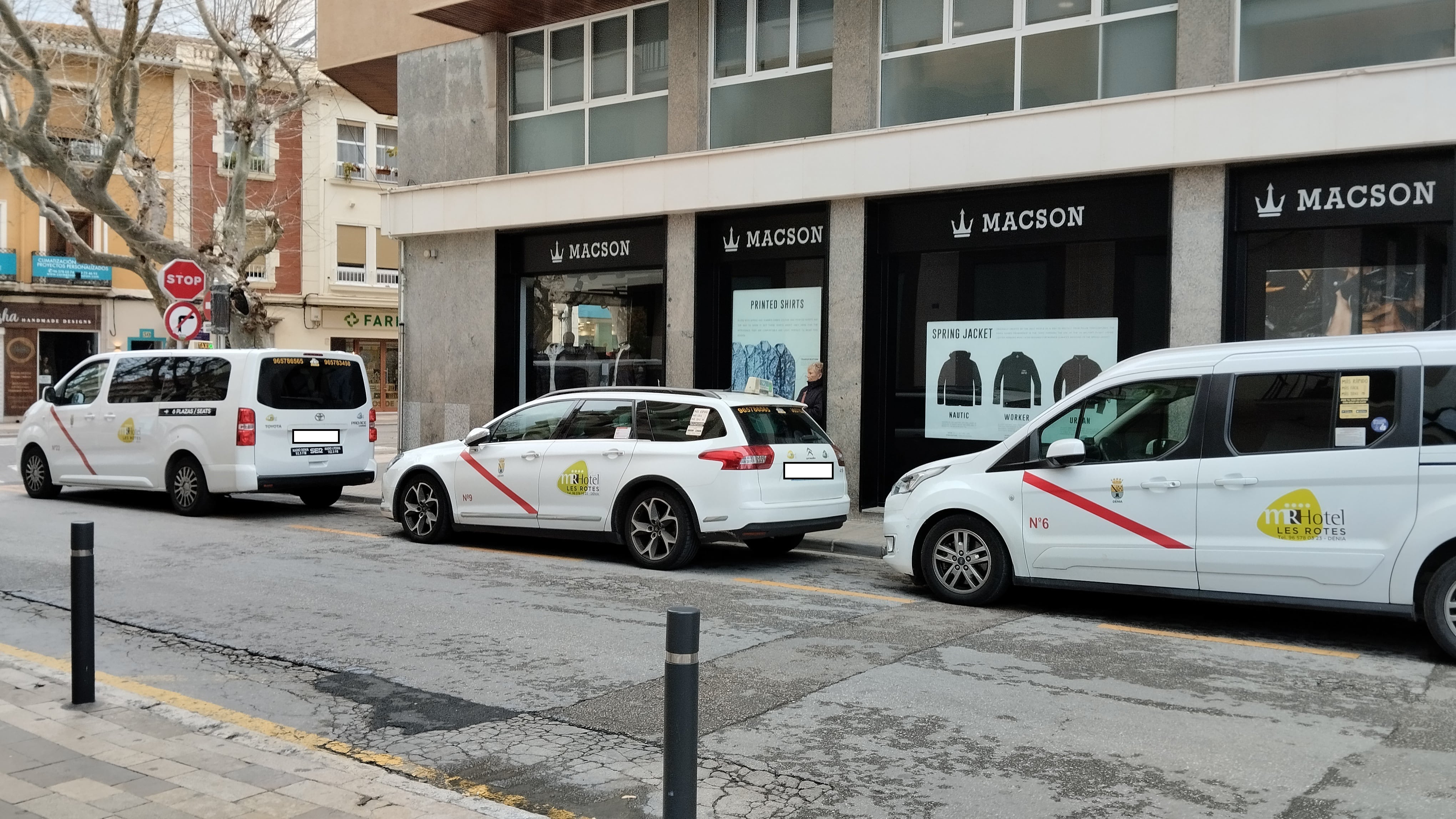 Taxis de Dénia en la parada de la calle Cándida Carbonell.