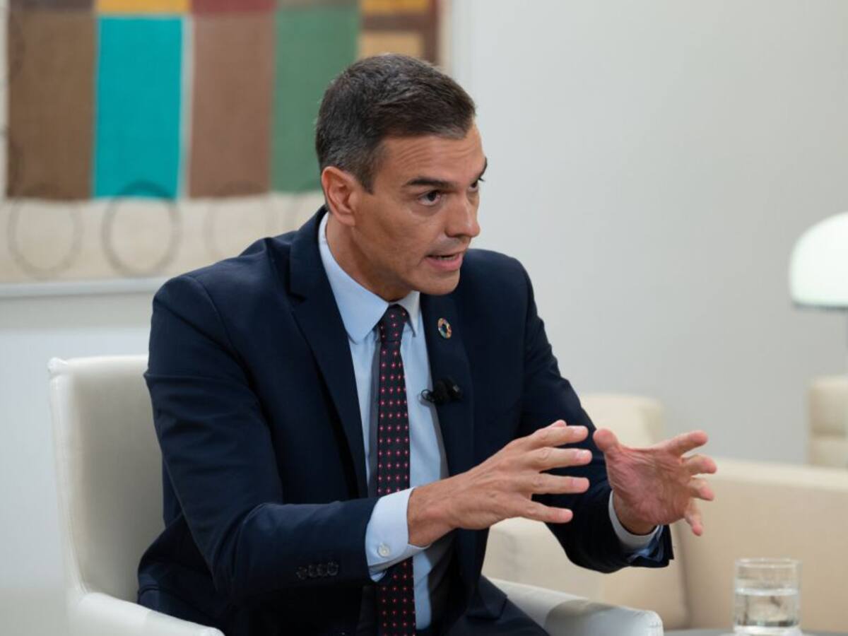 Pedro Sánchez anima a vacunarse contra la gripe, pero algunos dudan: "la atención primaria va a explotar"