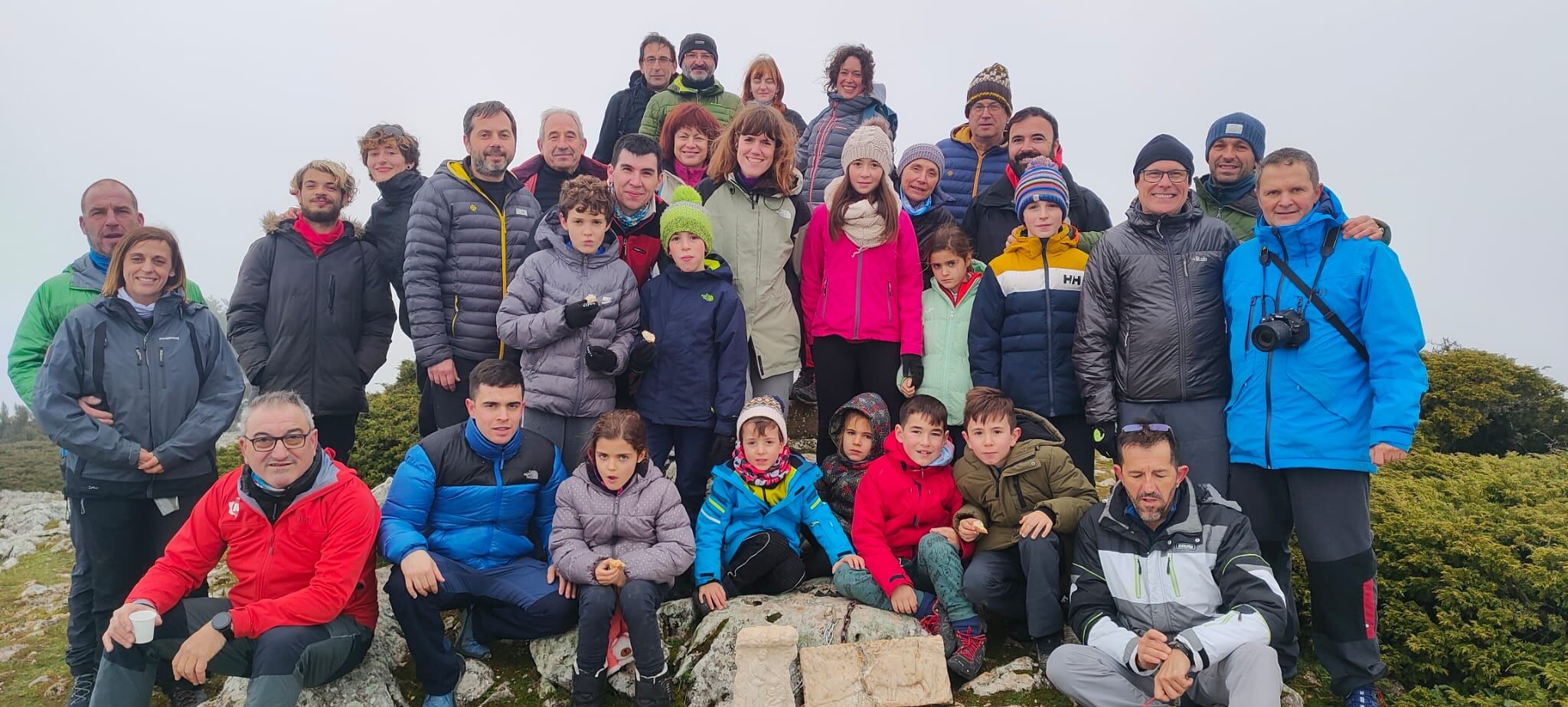 Grupo de personas que subieron a poner el belén en La Mogorrita en 2022.