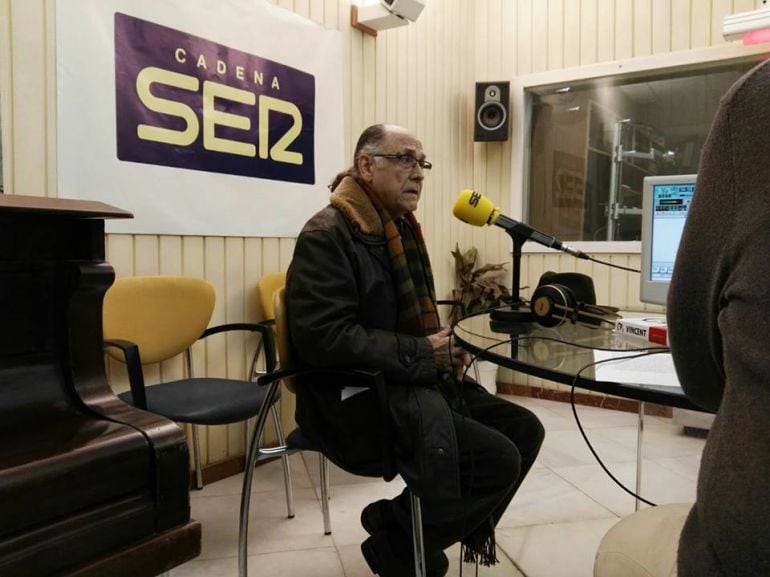 El doctor Esteban Cosano, autor de &quot;Vincent&quot;, en los estudios de Radio Jerez