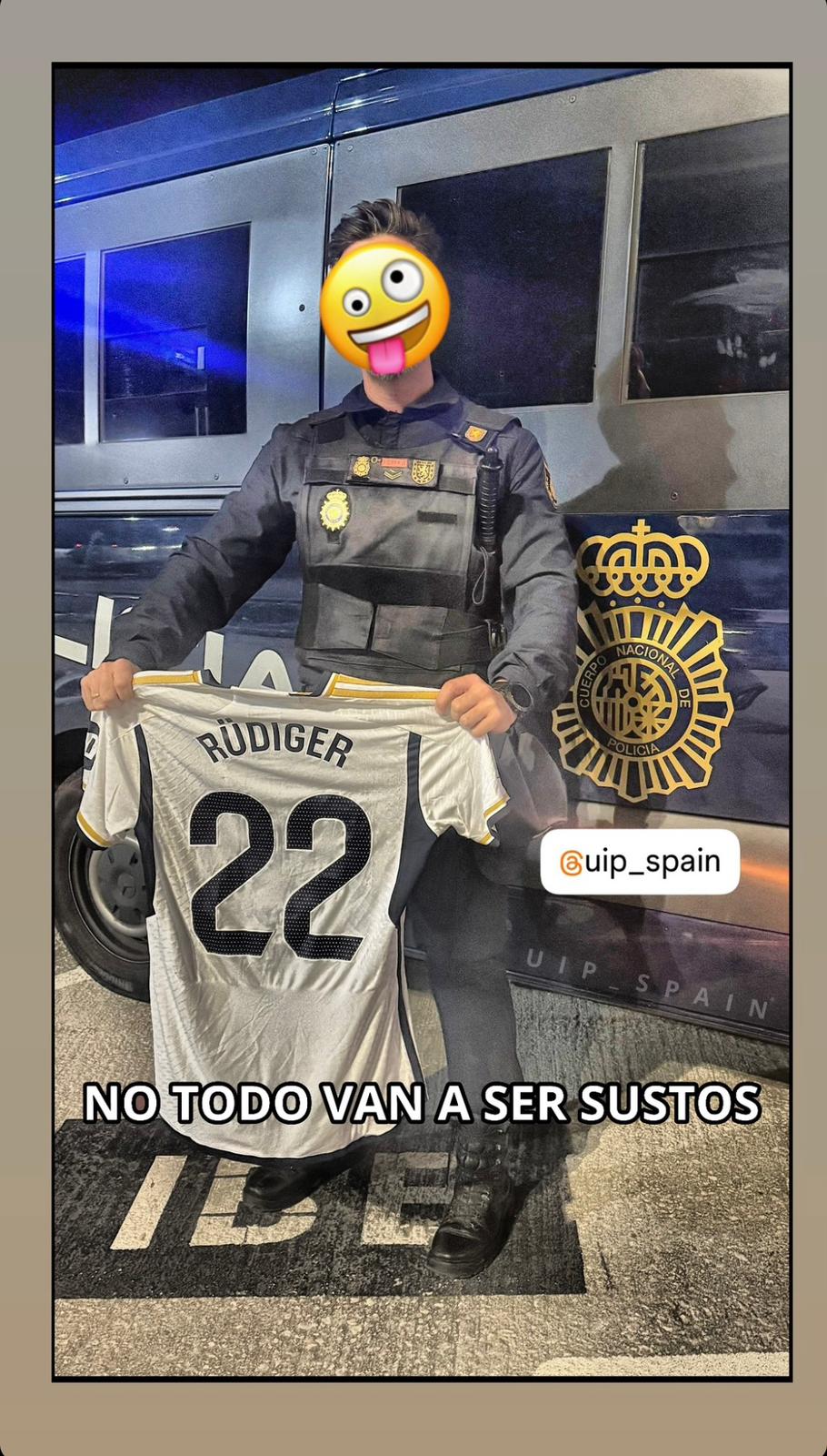 El Policía Nacional que protagonizó la anécdota viral del susto de Antonio Rüdiger se llevó la camiseta del alemán después del Clásico. (Instagram UIP)