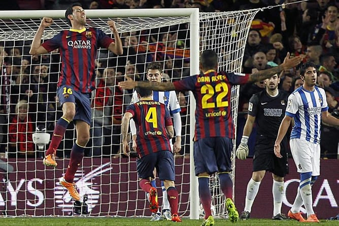 El centrocampista del F. C. Barcelona Sergio Busquets celebra el primer gol del equipo blaugrana durante el encuentro correspondiente a la ida de la semifinal de la Copa del Rey ante la Real Sociedad.