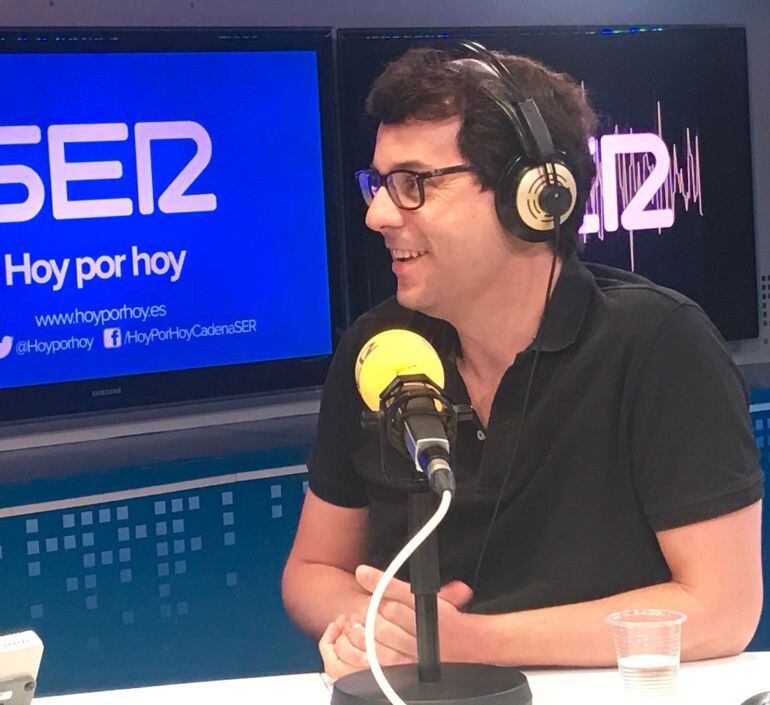 Fernando Velázquez en los estudios de la Cadena SER.