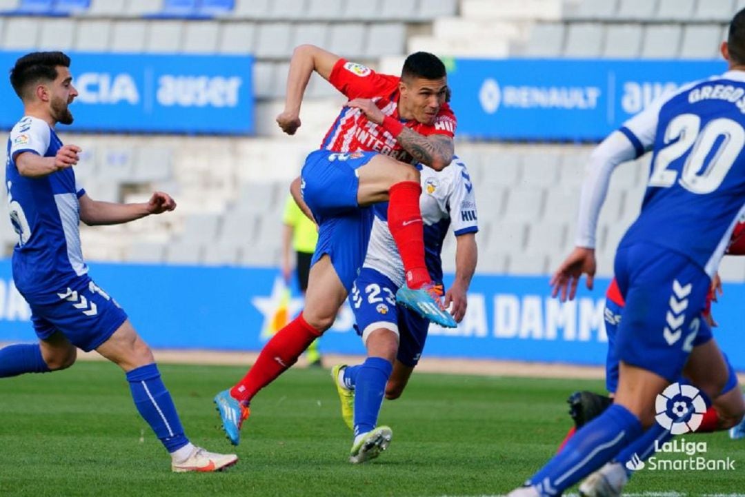 Djuka dispara a puerta durante su último partido con el Sporting.