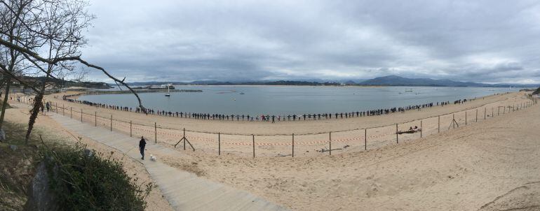 Imagen panorámica de la cadena humana formada contra las escolleras.