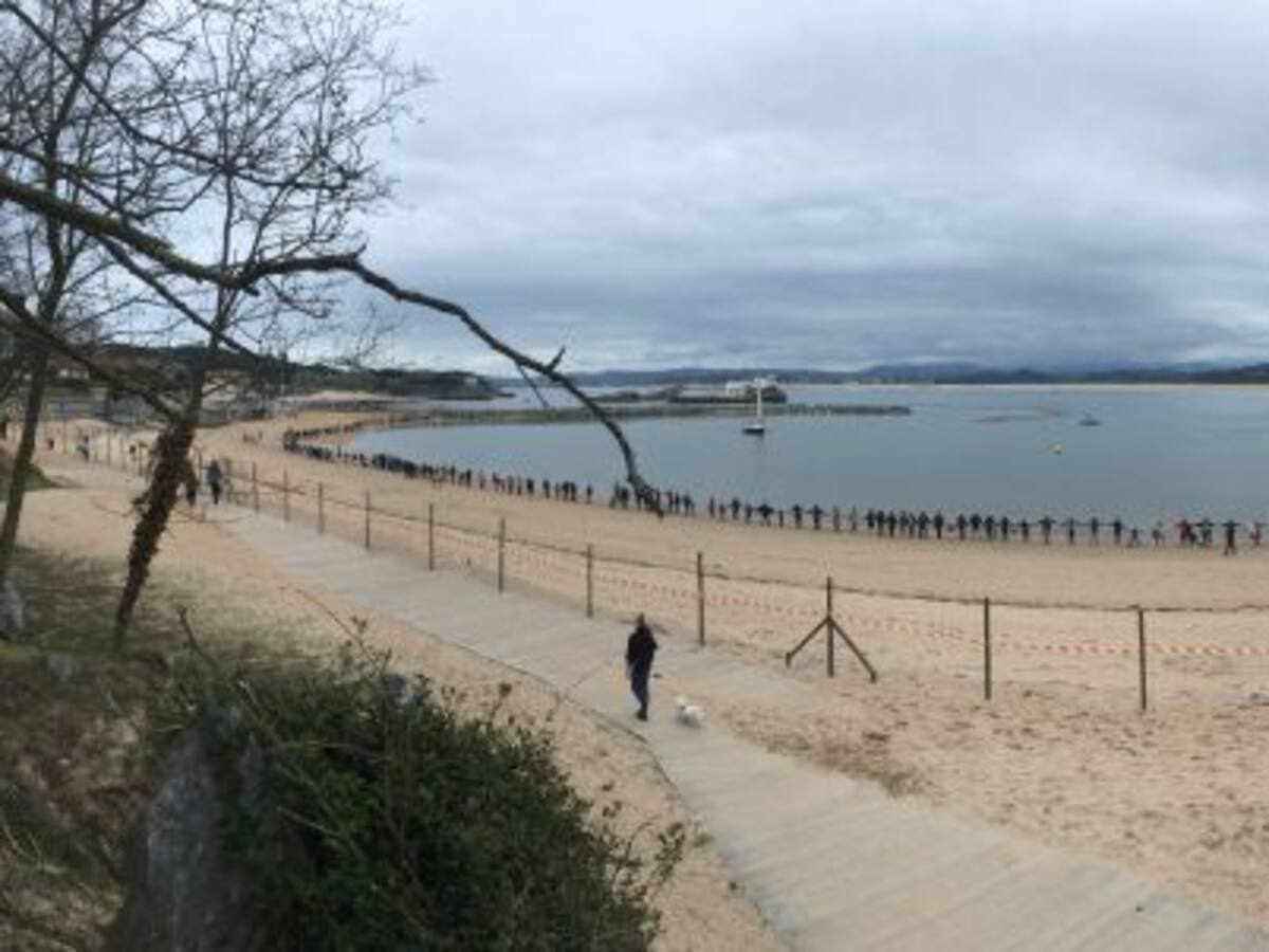 Cadena humana contra diques en La Magdalena