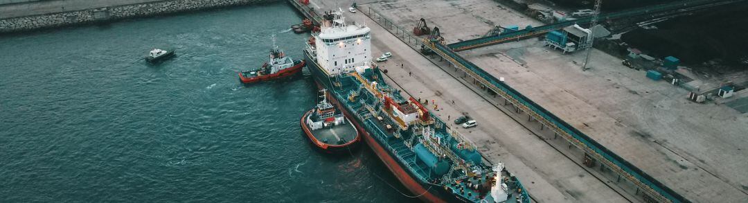 Imagen tomada con dron del ‘Blue Star’ a su llegada al puerto exterior de Ferrol