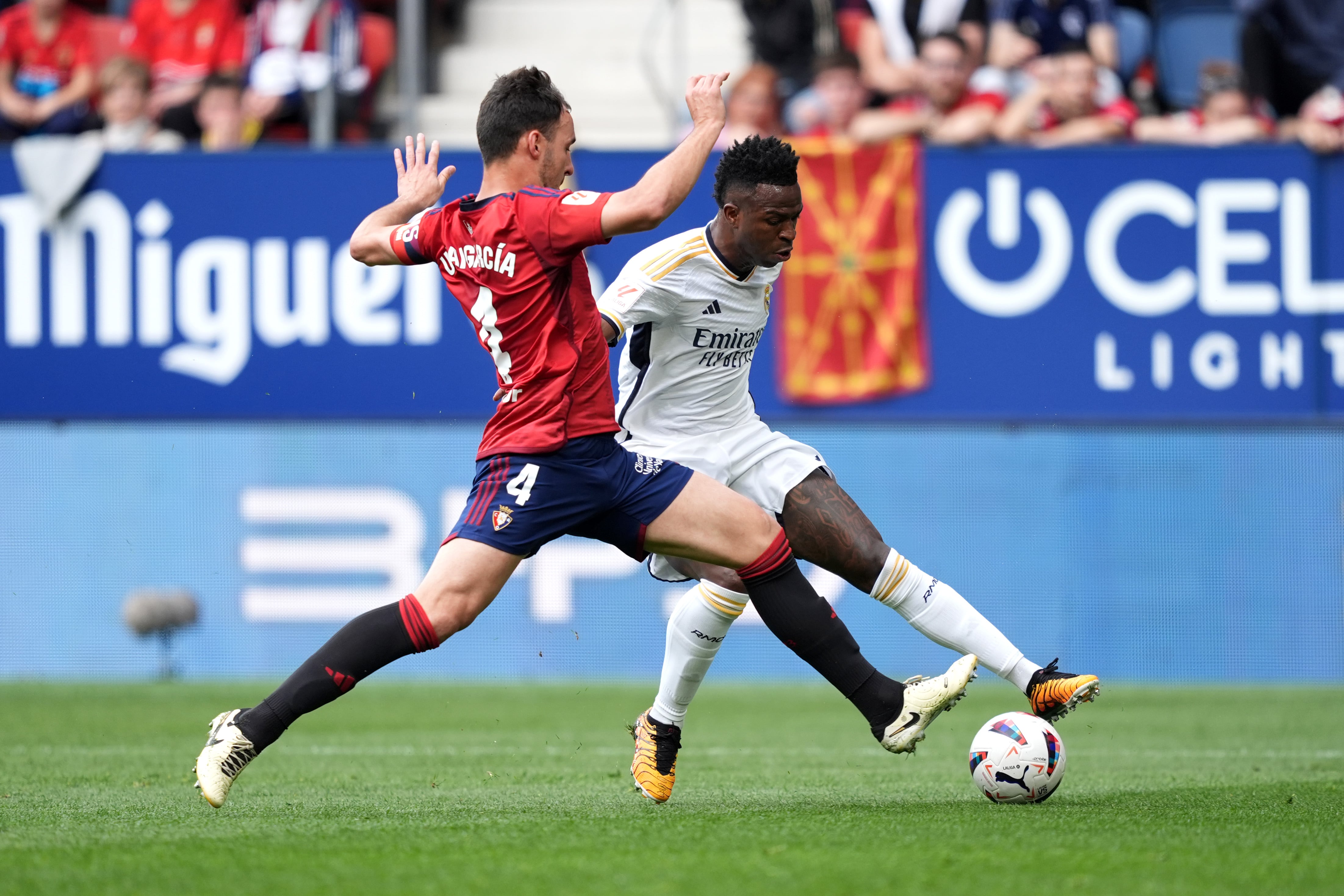 Vinicius controla un balón presionado por Unai García en el partido Osasuna - Real Madrid