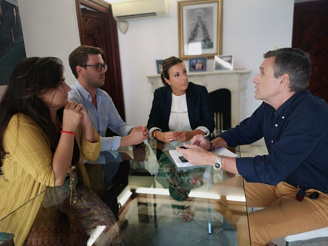 Grau en la sala de Alcaldía junto a la alcaldesa de Ronda y el edil de Educación