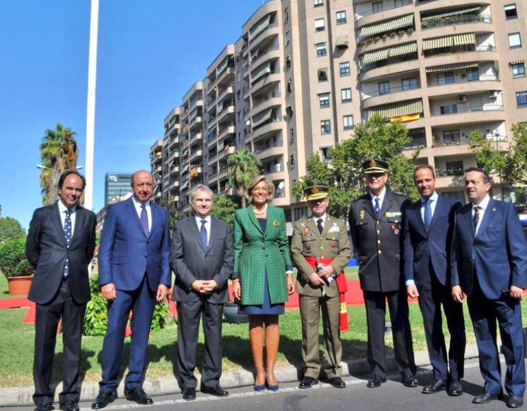 Diferentes autoridades, posaron delante de la bandera española