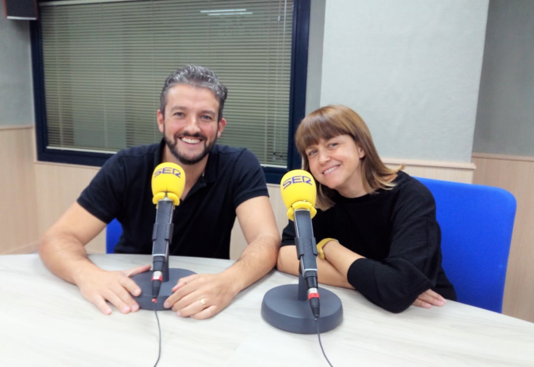 Diego Tomás, director de Genion, y Esther Navarro, coordinadora de proyectos, en el estudio de Radio Elda.