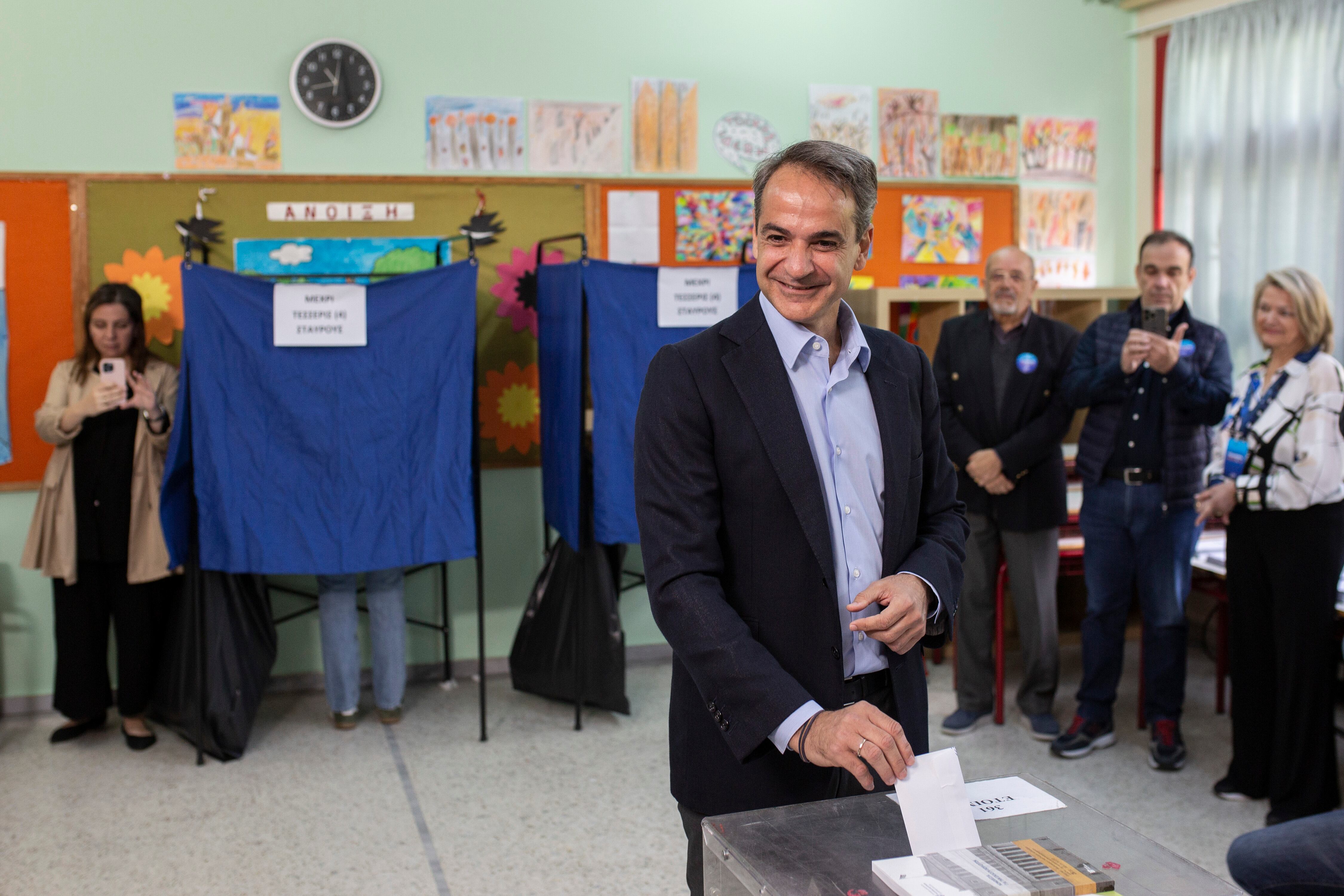 El líder de Nueva Democracia, Kryakos Mitsotakis, votando.