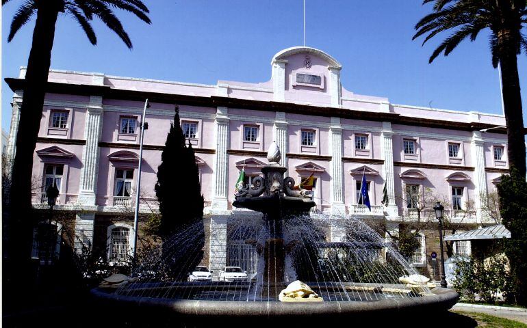 Imagen de la fachada de la Diputación de Cádiz desde la plaza de España