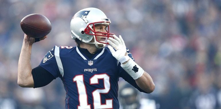 MCX08. Foxborough (United States), .- New England Patriots quarterback Tom Brady throws a pass agains the Jacksonville Jaguars