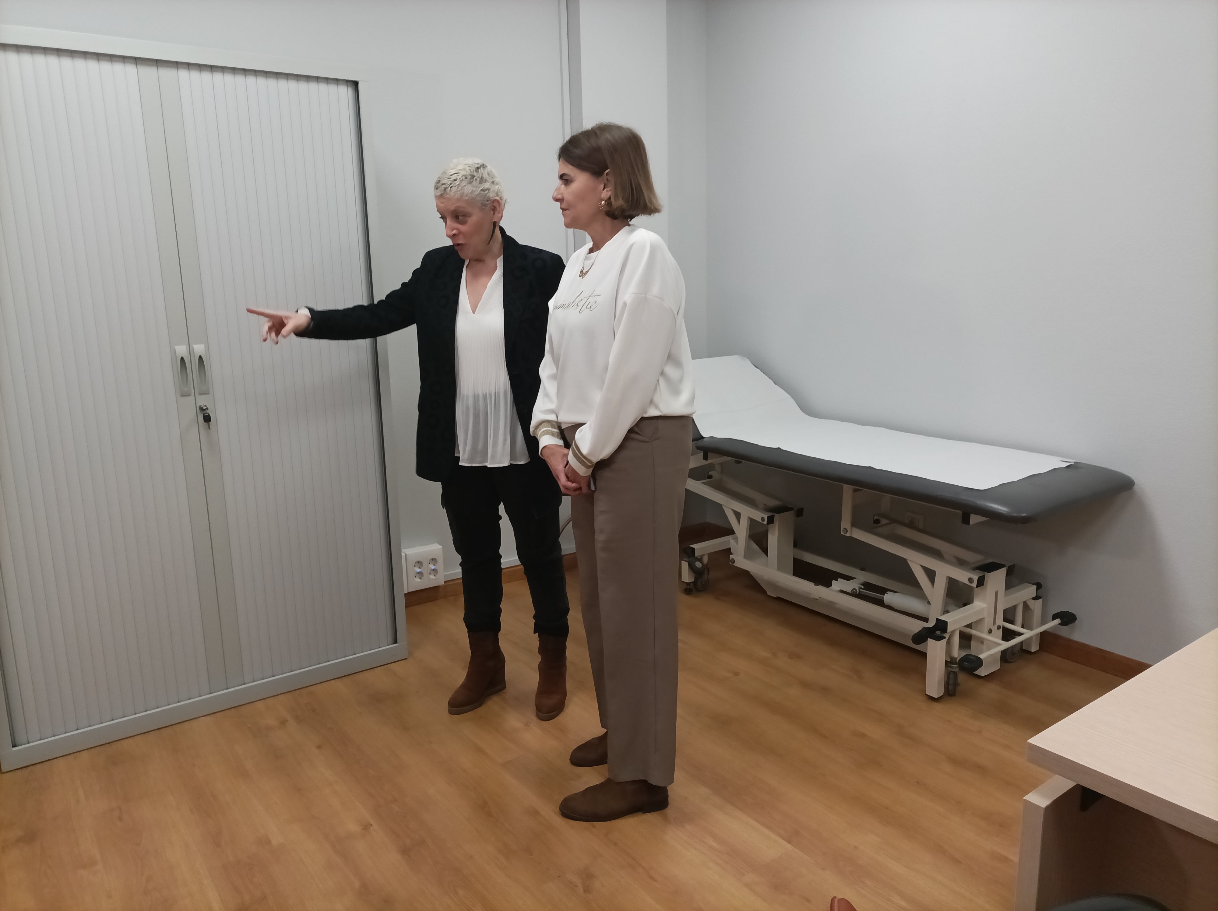 La consejera de Salud, Concepción Saavedra, visita las nuevas instalaciones del Centro de Valoración de la Discapacidad de Oviedo, en la calle Santa Susana. La acompaña la directora general de Cuidados y Coordinación Sociosanitaria, Rocío Allande.