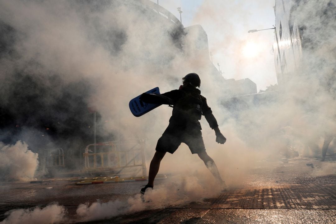 La policía de Hong Kong dispara por primera vez a un manifestante en el 70 aniversario de la república de China