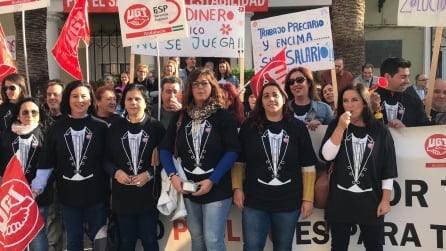 Trabajadoras pidiendo que les abonen las nóminas pendientes