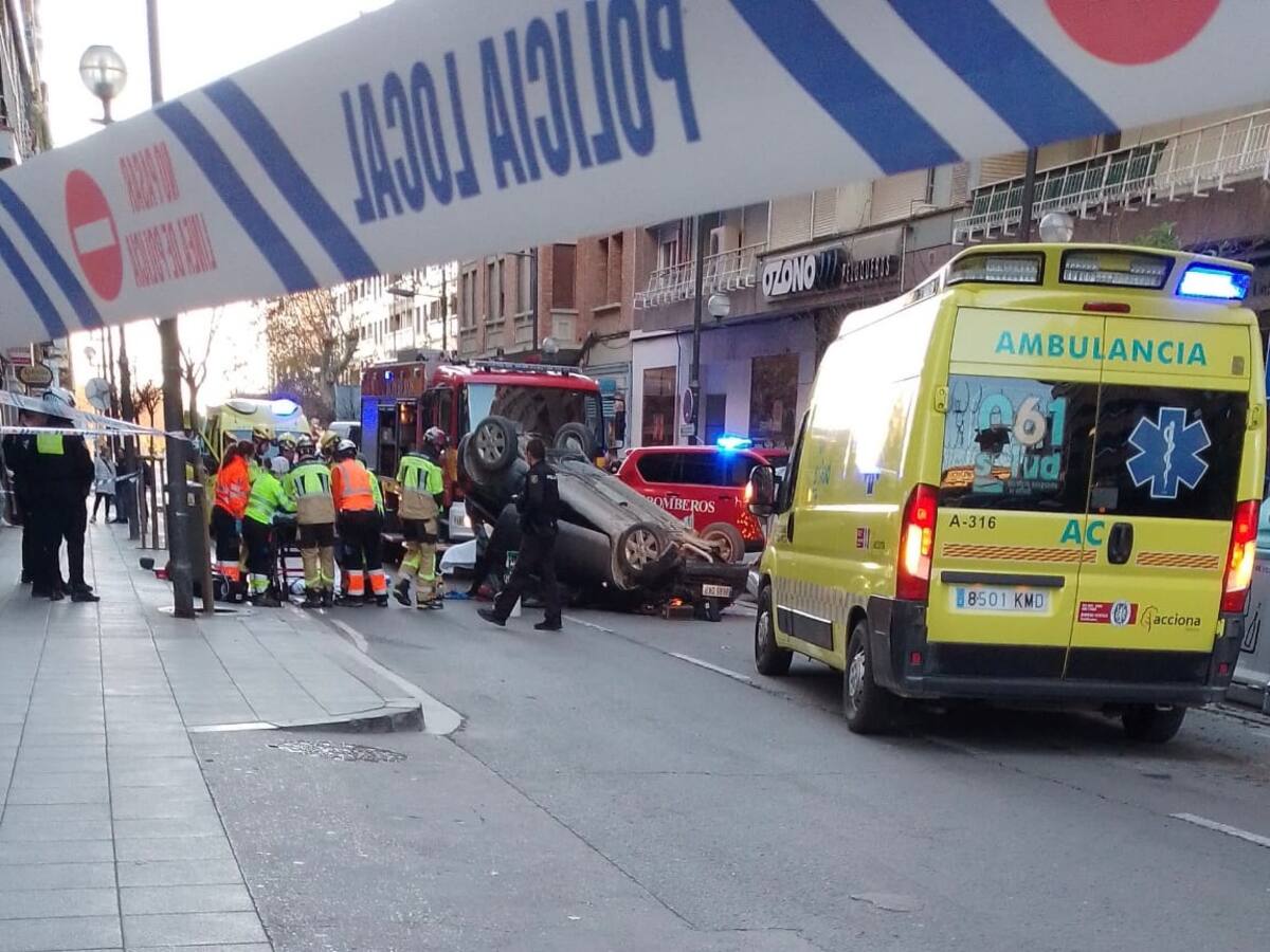 Herido tras volcar el coche que conducía en plena calle Zaragoza de Huesca