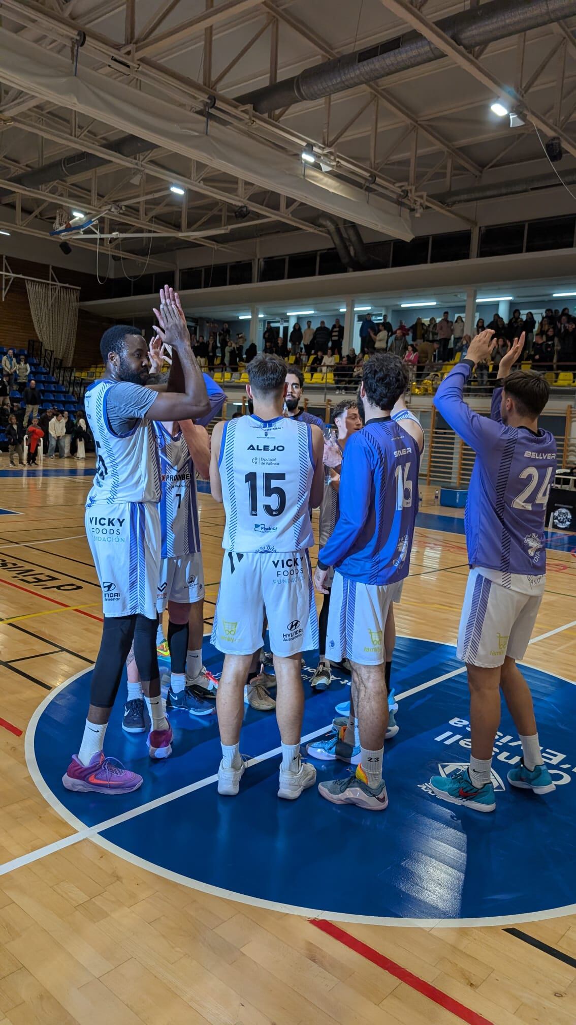 UPB Gandia agradeciendo a su afición tras el partido ante el CB Sant Antoni./UPB Gandia