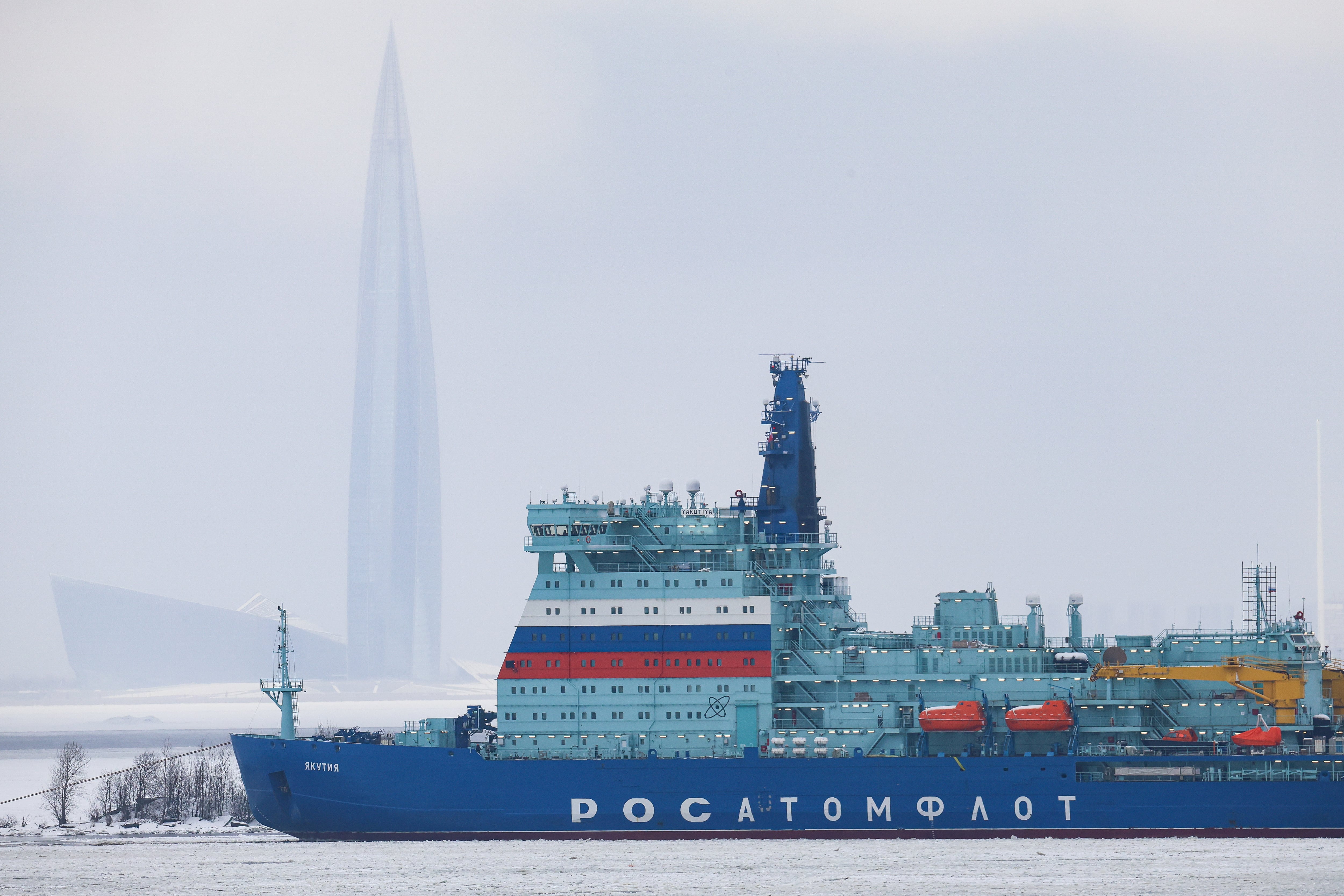 El rompehielos nuclear ruso "Yakutia" en ruta hacia San Petersburgo por el Golfo de Finlandia el pasado año