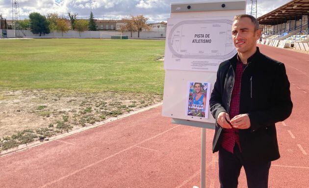 Imagen del concejal de Deportes, David Sevilla, durante la presentación de los próximos trabajos de la Pista de Atletismo de Valdepeñas (Ciudad Real)