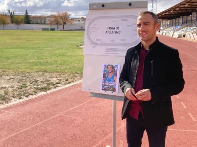 Imagen del concejal de Deportes, David Sevilla, durante la presentación de los próximos trabajos de la Pista de Atletismo de Valdepeñas (Ciudad Real)