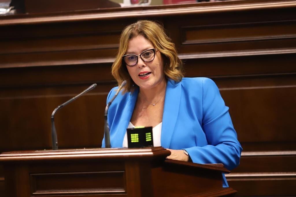 Astrid Pérez en el Parlamento de Canarias.