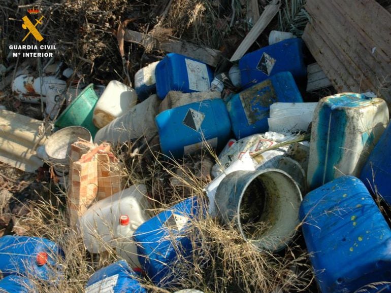 Garrafas y envases depositados cerca de las balsa de agua potable