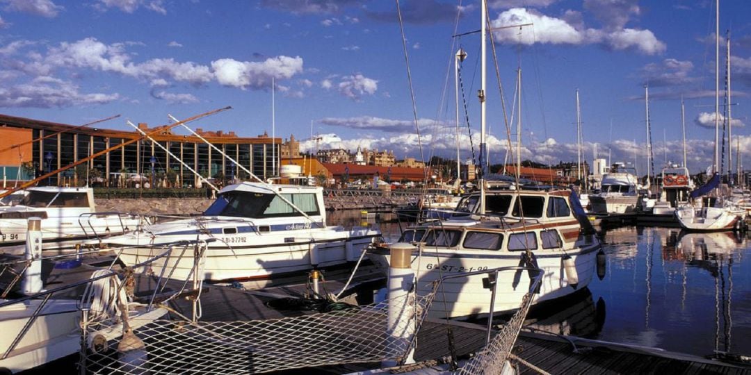 La Policía Local de Getxo ha tramitado, durante este pasado fin de semana, 155 propuestas de sanción por incumplimiento de la normativa para hacer frente a la expansión de la Covid-19, entre ellas cinco expedientes por una fiesta organizada en un barco at