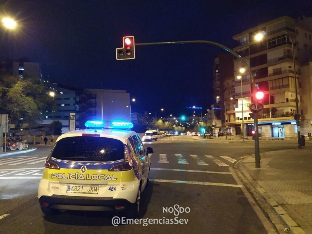 Patrullero de la policía local de Sevilla en la Macarena 