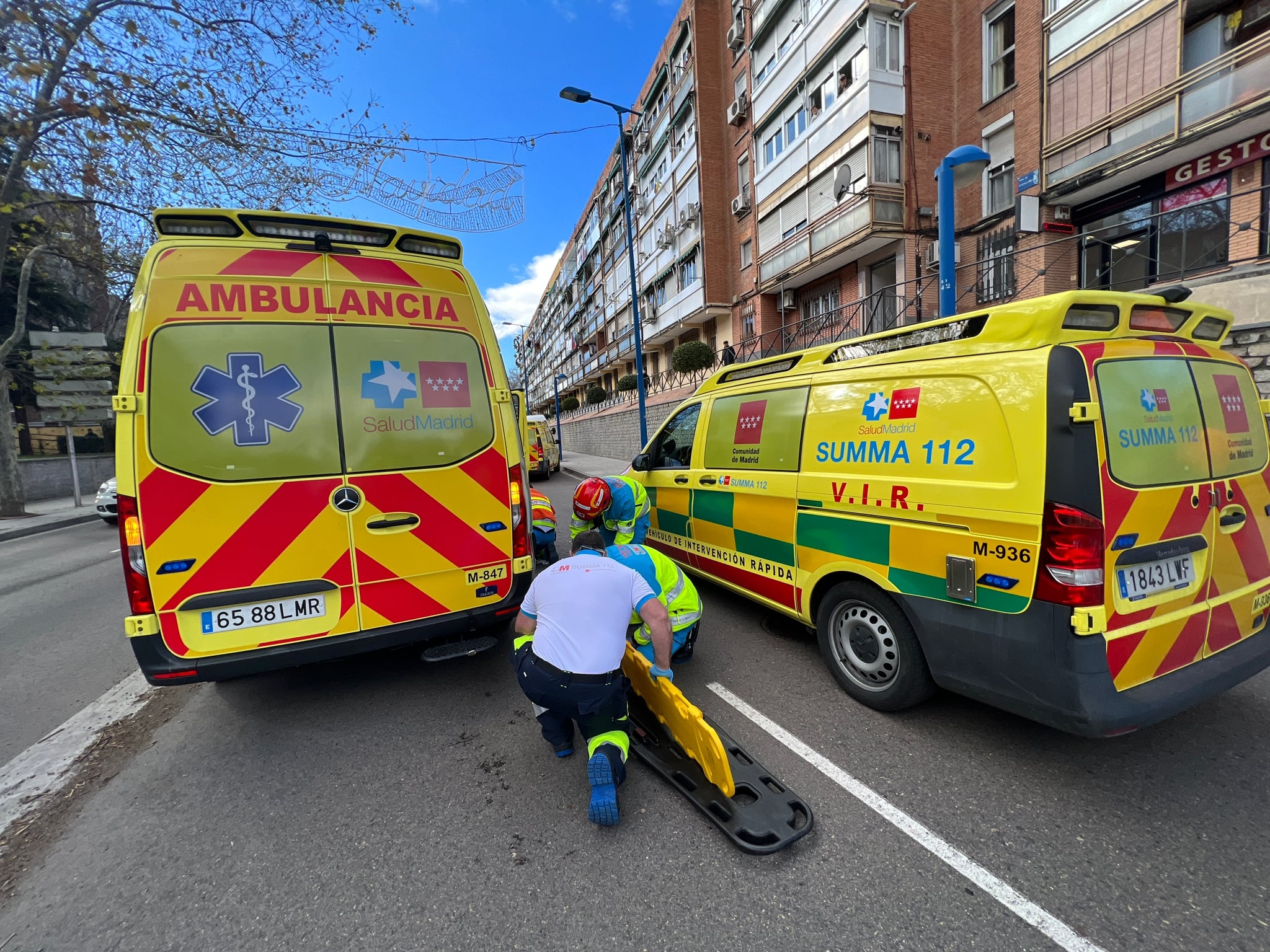 Los sanitarios del SUMMA 112 actuando en el lugar del accidente