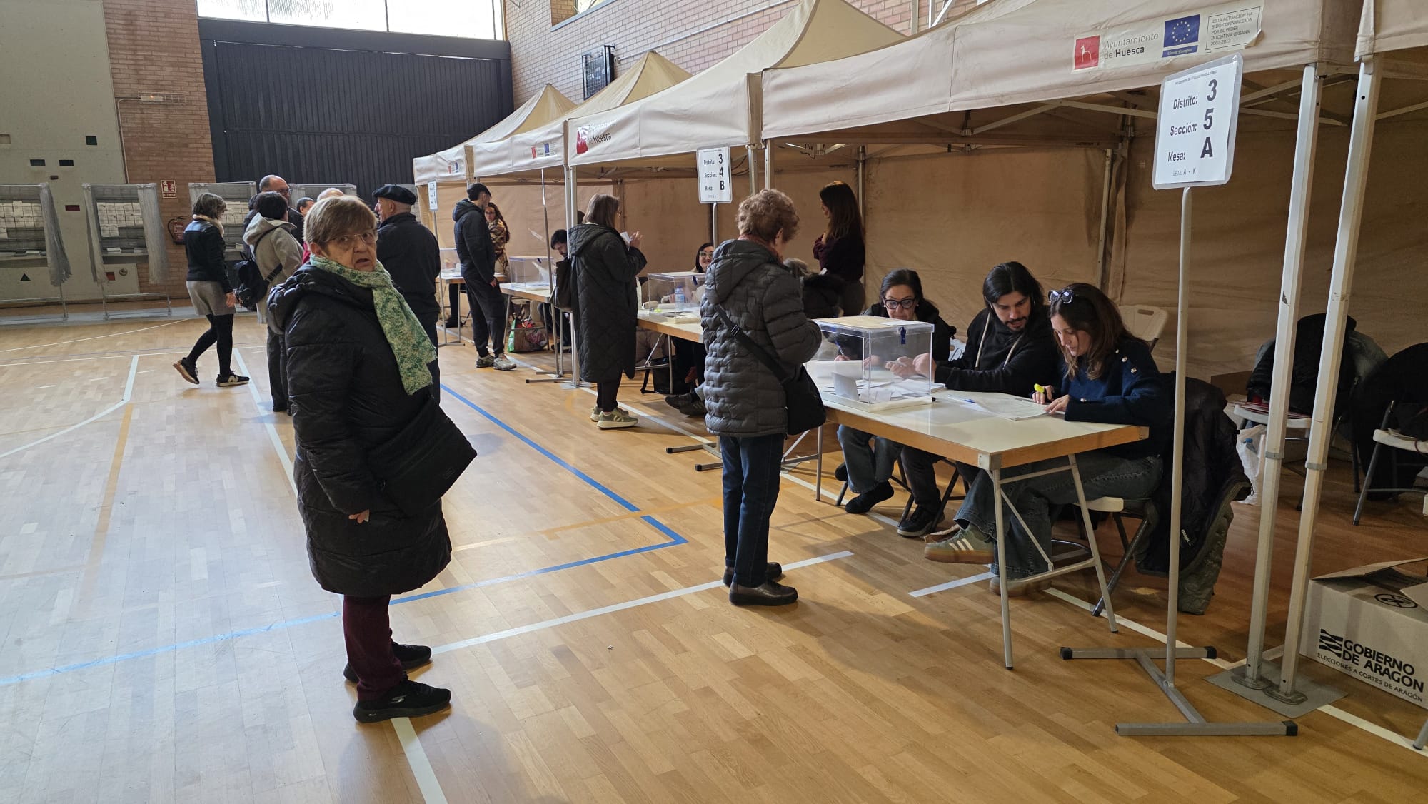 Votantes este 8F en el Pedro J. Rubio de Huesca.