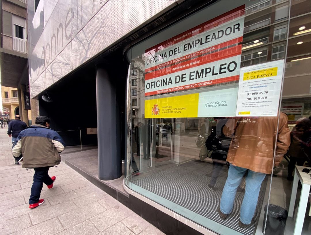 Un hombre entra a una Oficina de Empleo 