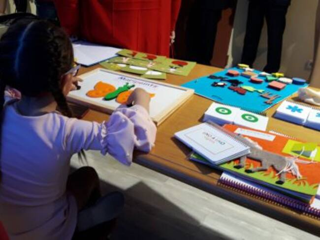 Una niña prueba el programa Braitico durante su presentación