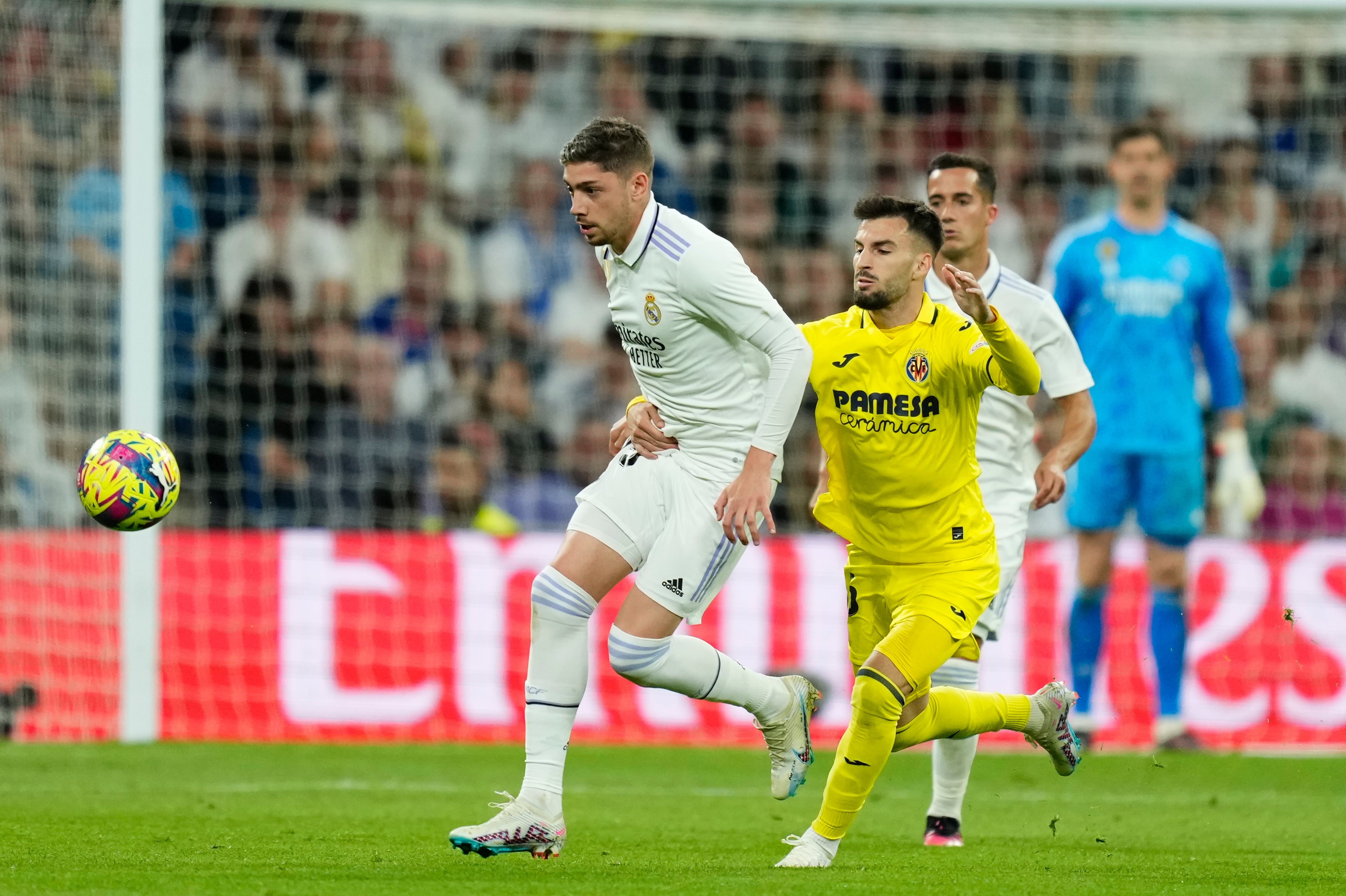 Baena y Valverde, durante el partido en el Bernabéu.