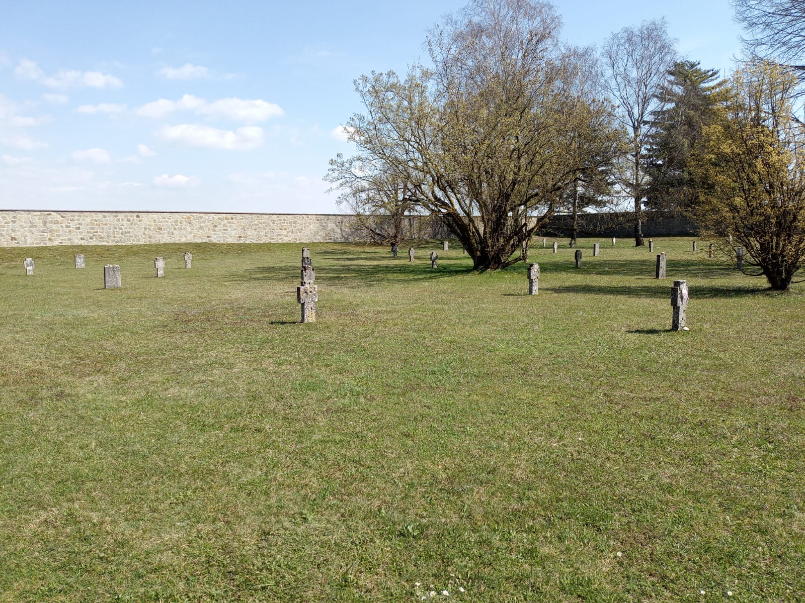 Lápidas en Mauthausen. Se calcula que unas 40.000 mujeres fueron asesinadas y enterradas en este punto.