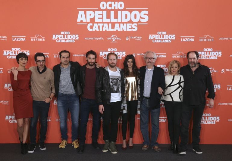 El director de cine Emilio Martínez Lázaro (3d) acompañado de los actores Belen Rueda, Berto Romero, Alfonso Sánchez, Dani Rovira, Alberto López, Clara Lago, Carmen Mach y Karra Elejalde (i a d) posan en la presentación de la secuela más esperada del cine