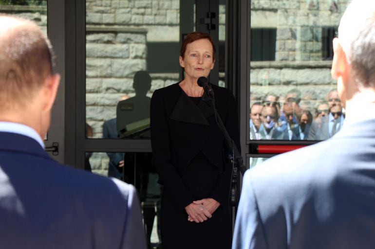 L'ambaixadora de França a Andorra, Ginette de Matha, pronunciant un breu discurs en record de les víctimes dels atemptats de Niça en una concentració pacífica de rebuig pels atacs d'anit.