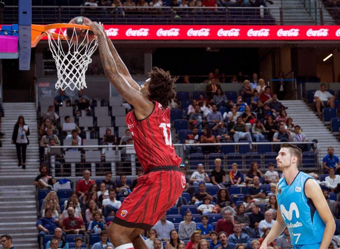 El pivot brasileño del Montakit Fuenlabrada Lucas Nogueira (i) efectúa un mate ante el pivot del Movistar Estudiantes Víctor Arteaga, en partido de la tercera jornada de la liga ACB de baloncesto en el Wizink Center.