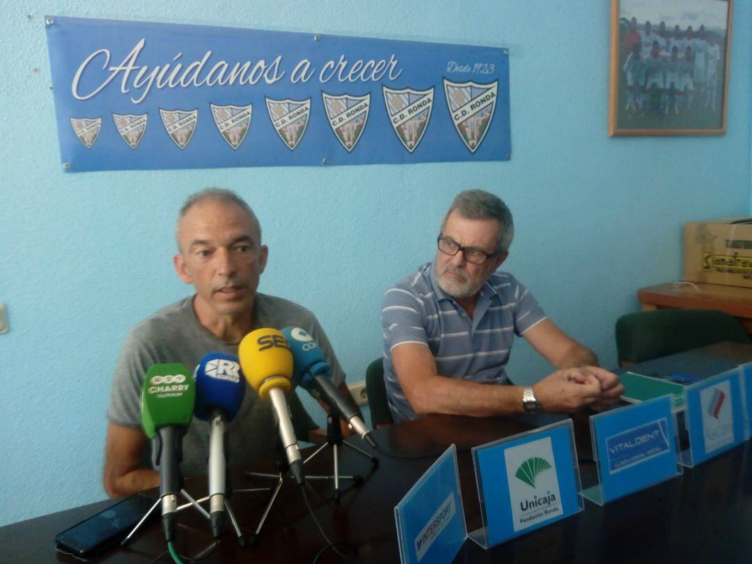 El atleta Juanma Cortés junto al presidente del CD Ronda, José Manuel Ortega, en la sede del club